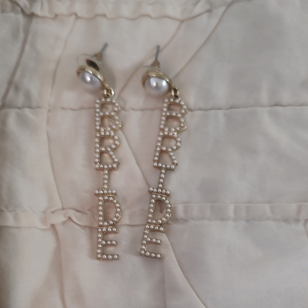 Bride Pearl-Embellished Tan and Silver Bag And Earring Set - Picture 3 of 6